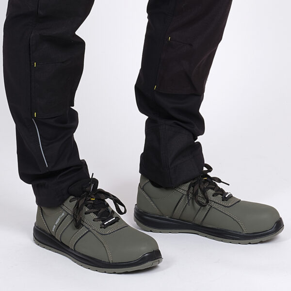 LOW-RISE SAFETY SHOES